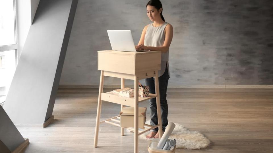 10 Best Standing Desks & Height Adjustable Tables In Singapore (2022)