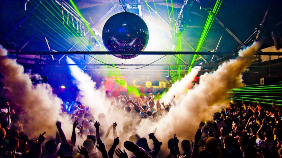 Singapore Nightlife 2022: Best Nightclubs And Karaokes To Dance and Sing (Incl. Estimated Cost For Entire Night)
