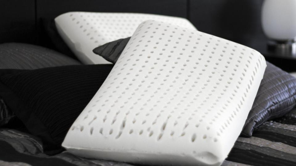6 Best Ergonomic Pillows In Singapore 2022 (Neck Pain, Posture Fixes)